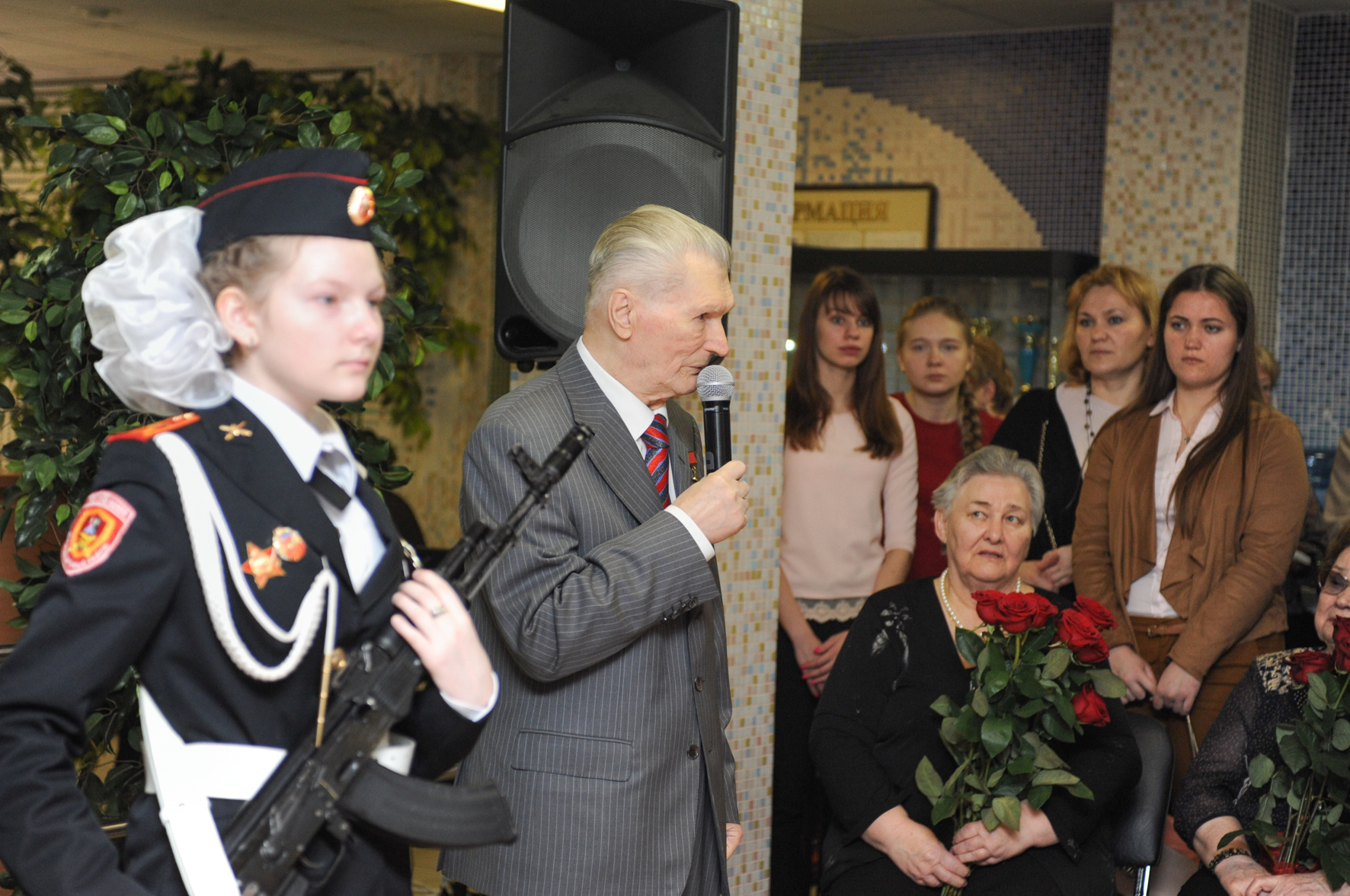 Родные Геннадия Егоровича слушают выступление Героя Советского Союза генерала Геннадия Зайцева